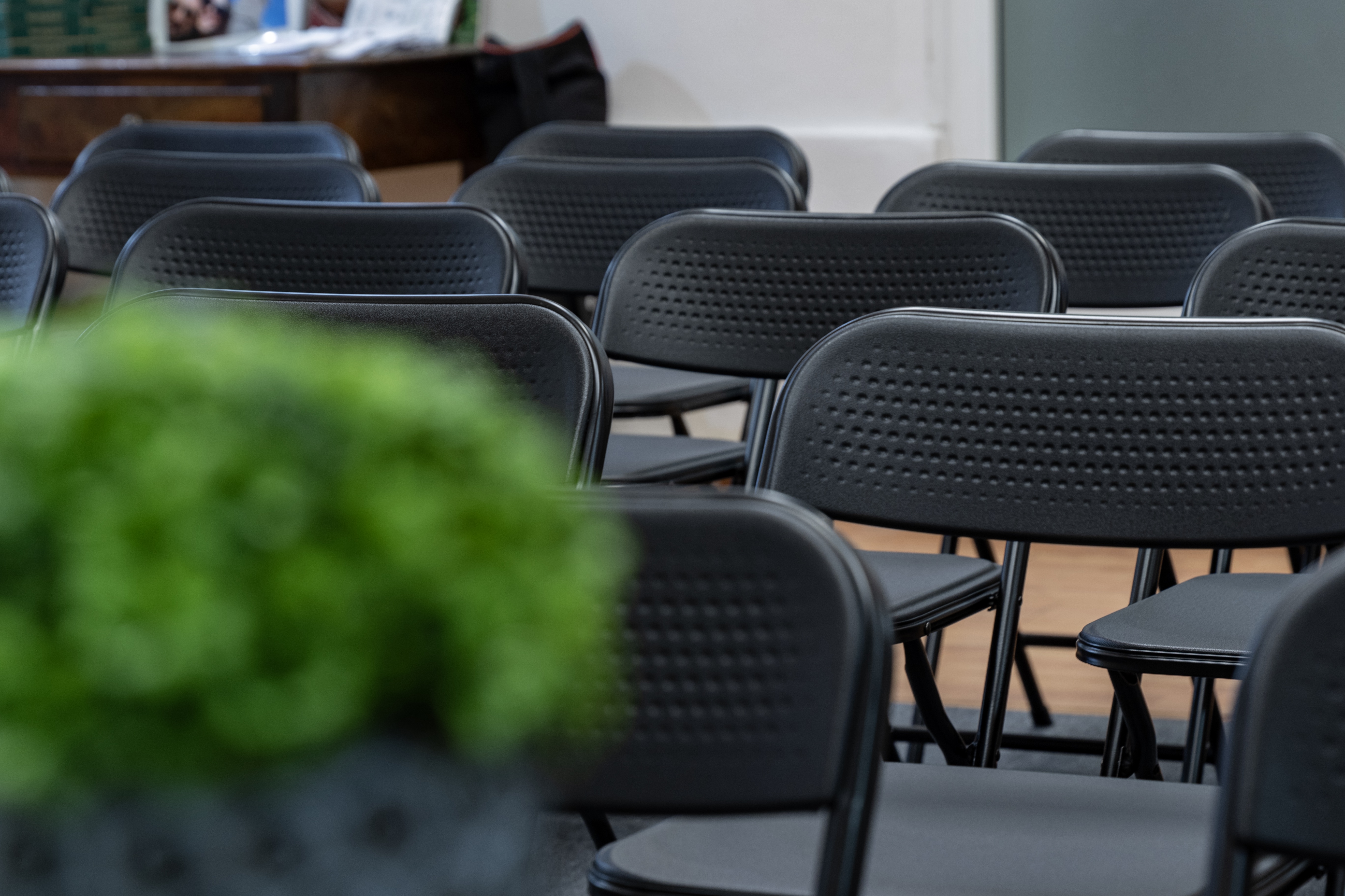 047 Sala Conferenze Dettaglio Sedute Particolare 46A1994