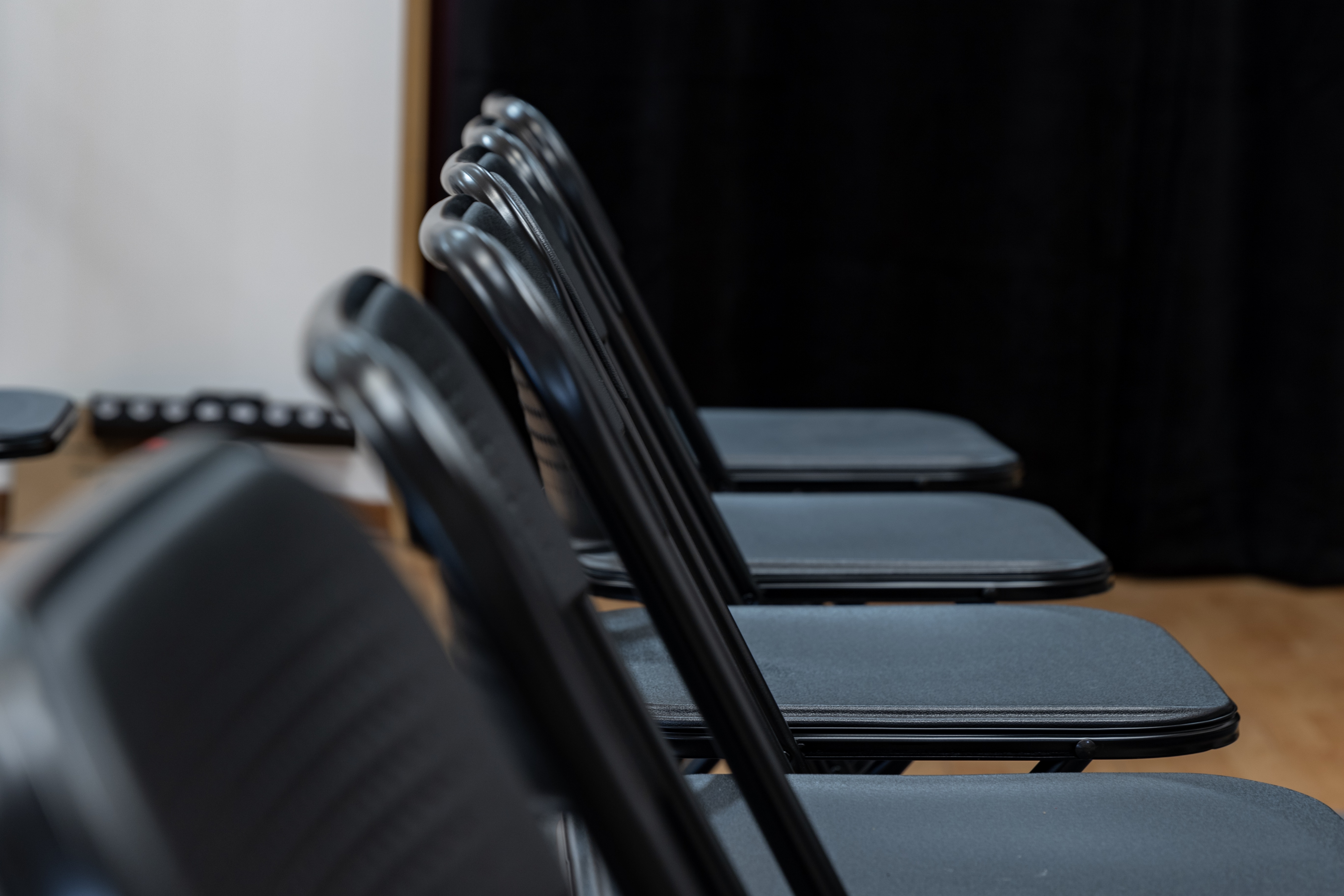 047 Sala Conferenze Dettaglio Sedute Particolare 46A1996